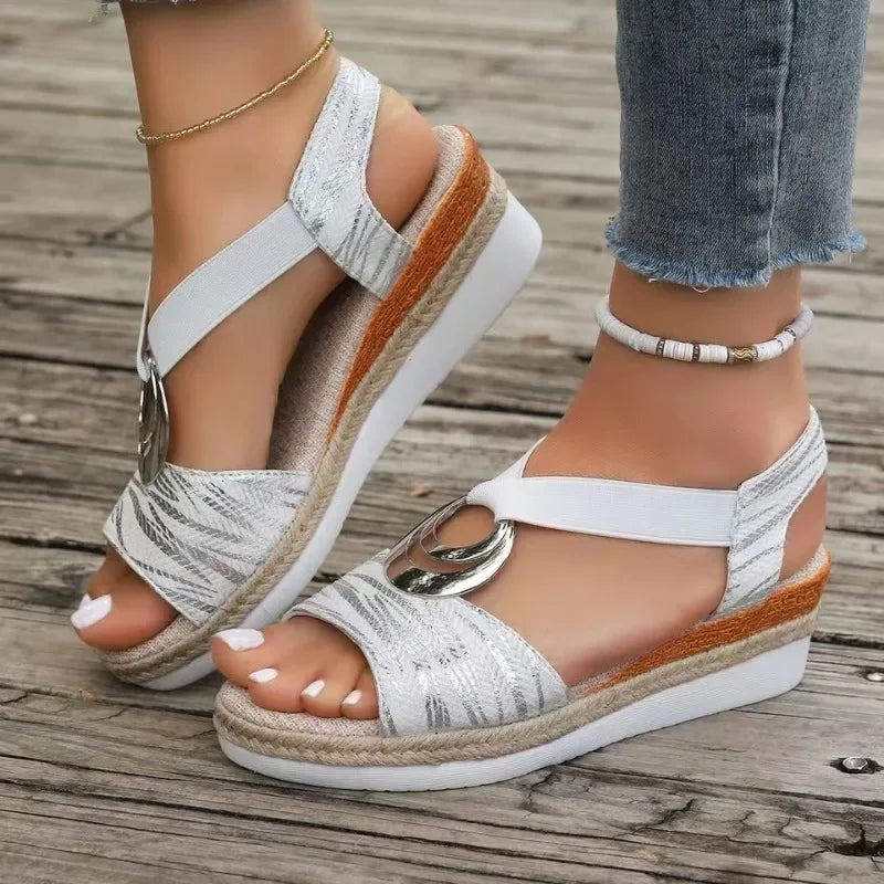 Isolde | Damen Plateau-Sandalen mit Knöchelriemen – Grau – Bild 4